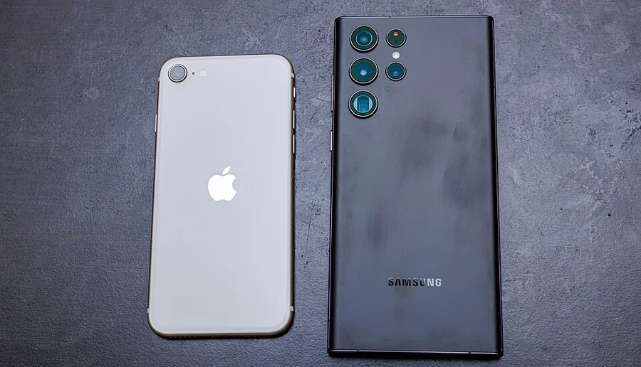 iPhone и Samsung Galaxy рядом на столе