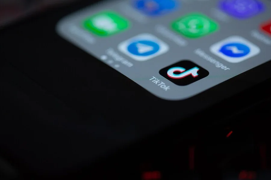 Значок TikTok на экране смартфона