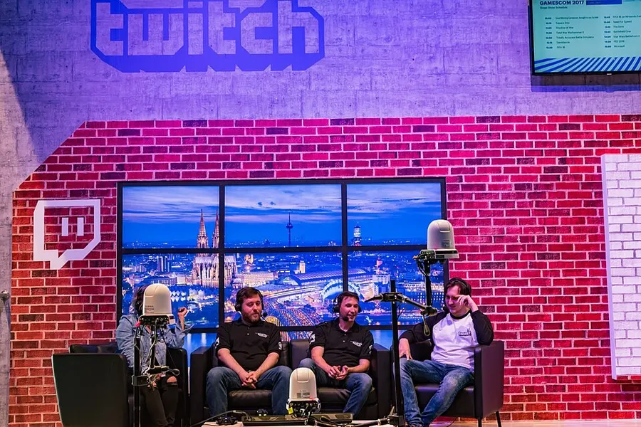 Студия Twitch с ведущими прямого эфира
