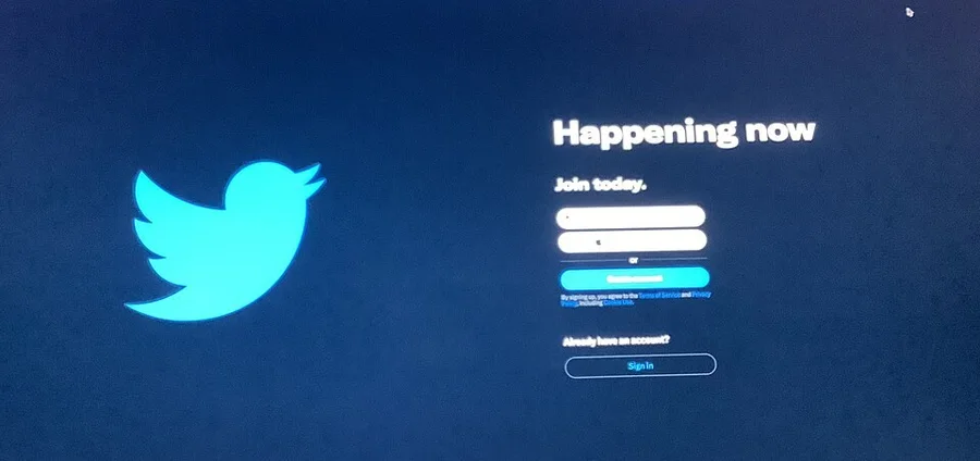 Экран входа в Twitter на мониторе