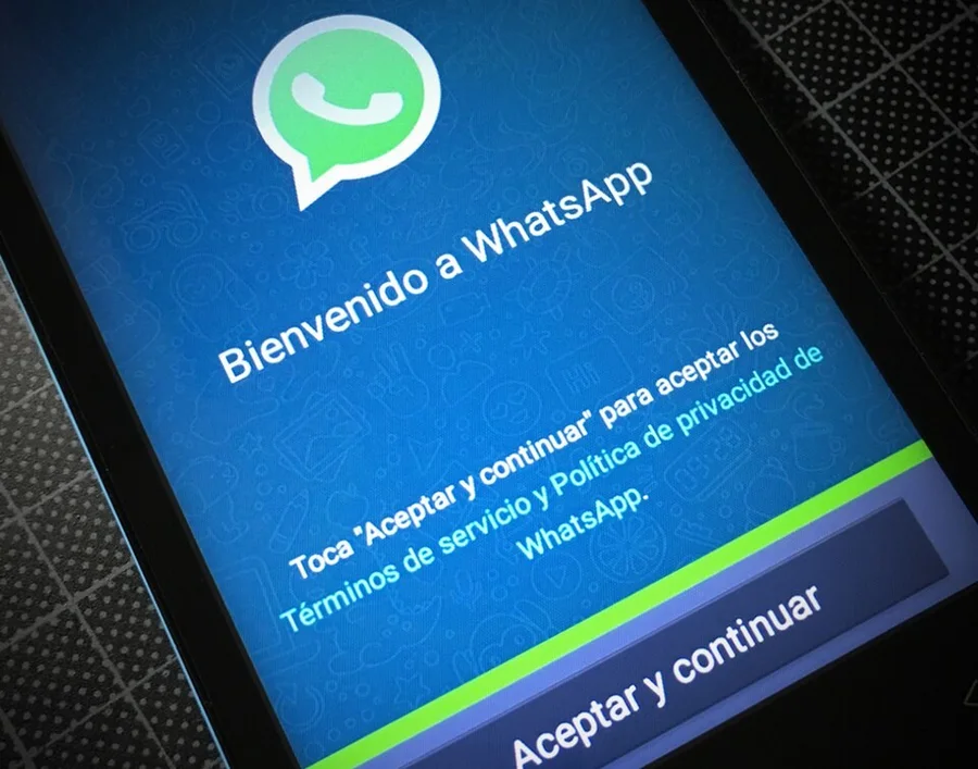 Экран приветствия WhatsApp при первом запуске
