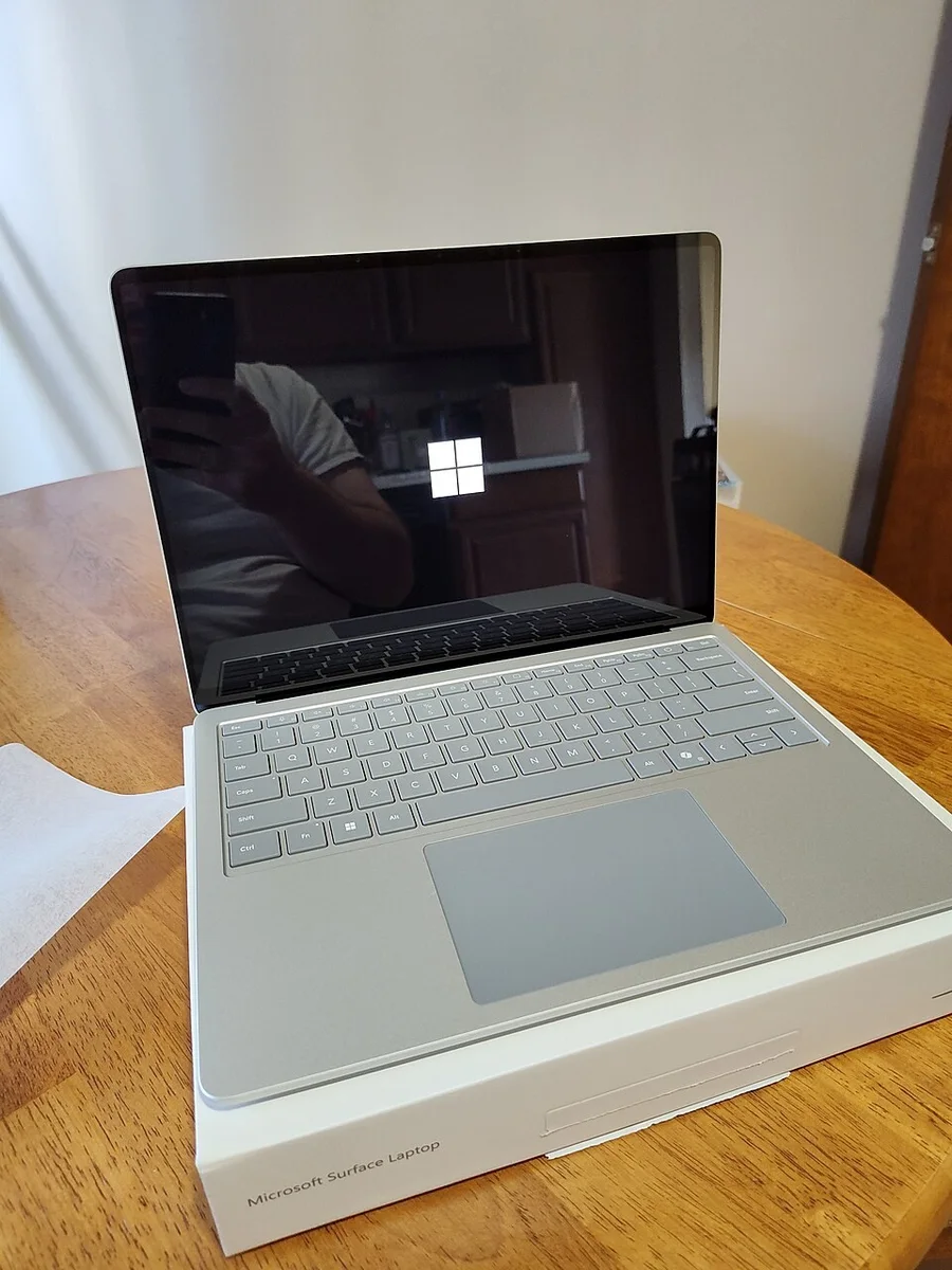Ноутбук Microsoft Surface Laptop с логотипом Windows на экране