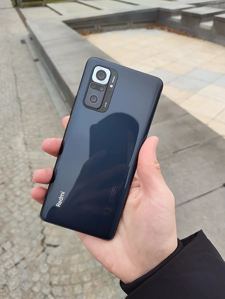Смартфон Redmi Note в руке