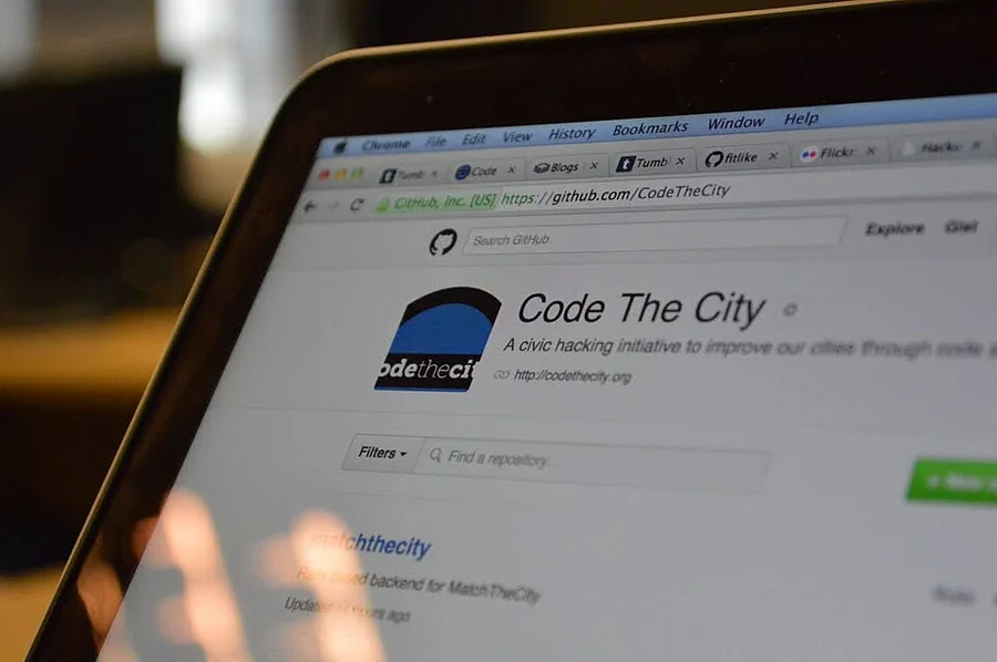 Страница GitHub на экране ноутбука