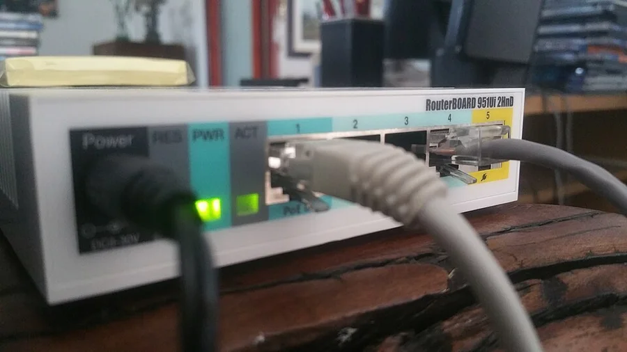 Роутер MikroTik с подключёнными сетевыми кабелями