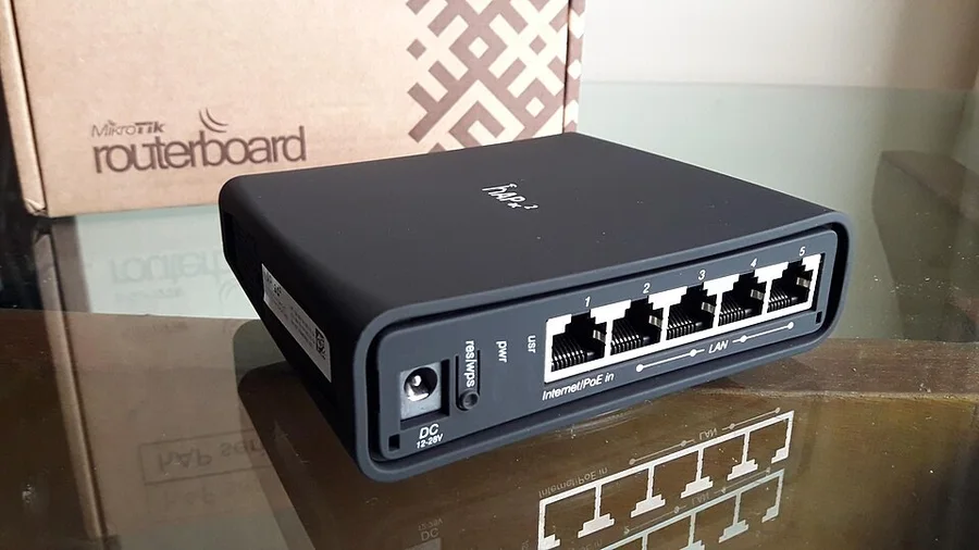 Роутер MikroTik hAP ac2 на столе
