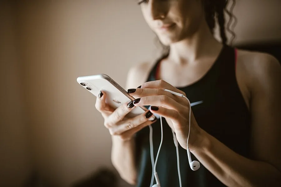 Девушка пишет сообщение в смартфоне