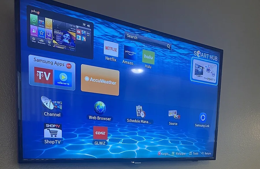 Телевизор Samsung с открытым меню Smart Hub