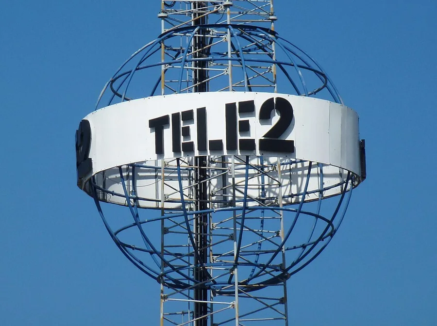 Вывеска Tele2 на мачте