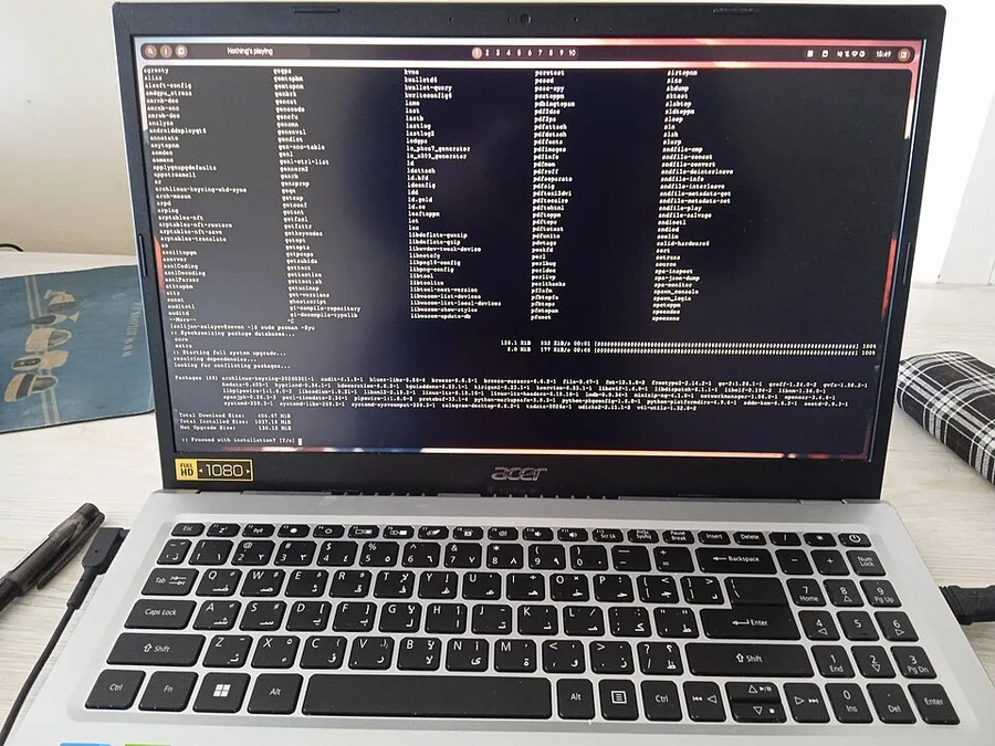 Ноутбук с терминалом Linux на экране