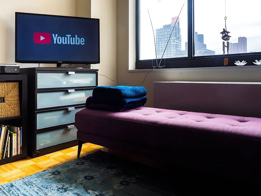 Телевизор с YouTube в гостиной