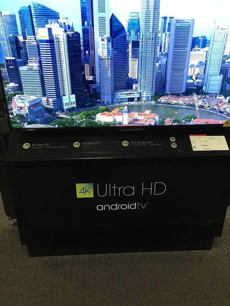 Телевизор с Android TV на витрине магазина